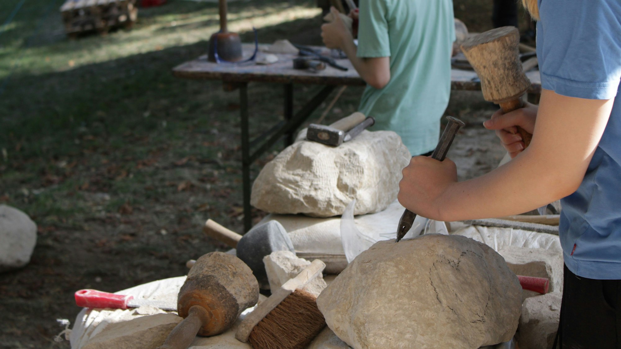 Unter der Anleitung von Bildhauer Markus Weisheit können die Kinder sich als Steinmetze versuchen.