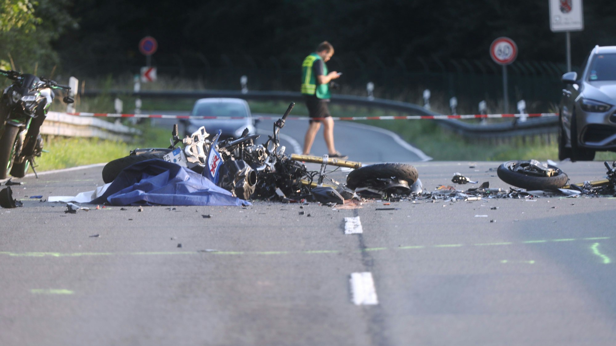 Im Juli kam es auf der Alten Kölner Straße zu einem schweren Verkehrsunfall, bei dem zwei Motorradfahrer starben.