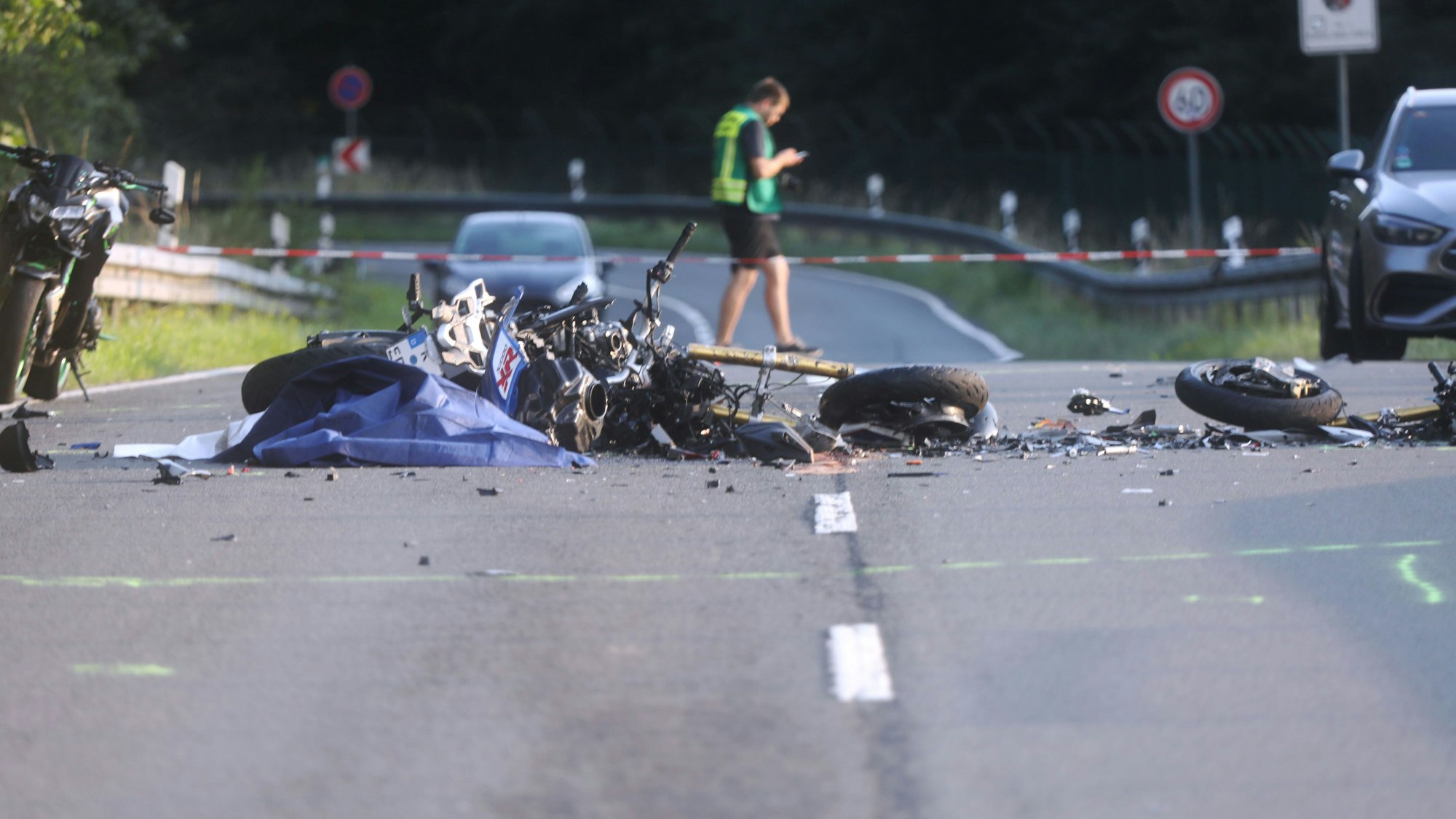 Zwei Männer starben bei dem Unfall auf der alten Kölner Straße.