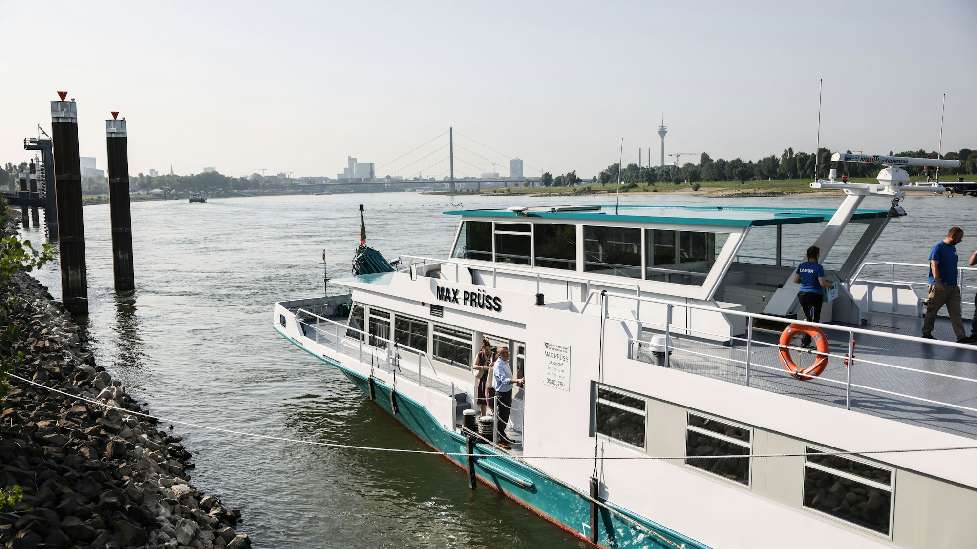 13.08.2025, Nordrhein-Westfalen, Düsseldorf: Das Laborschiff des Landesamtes für Natur, Umwelt und Klima (LANUK), Max Prüss, liegt in Düsseldorf am Rheinufer. Foto: Oliver Berg/dpa