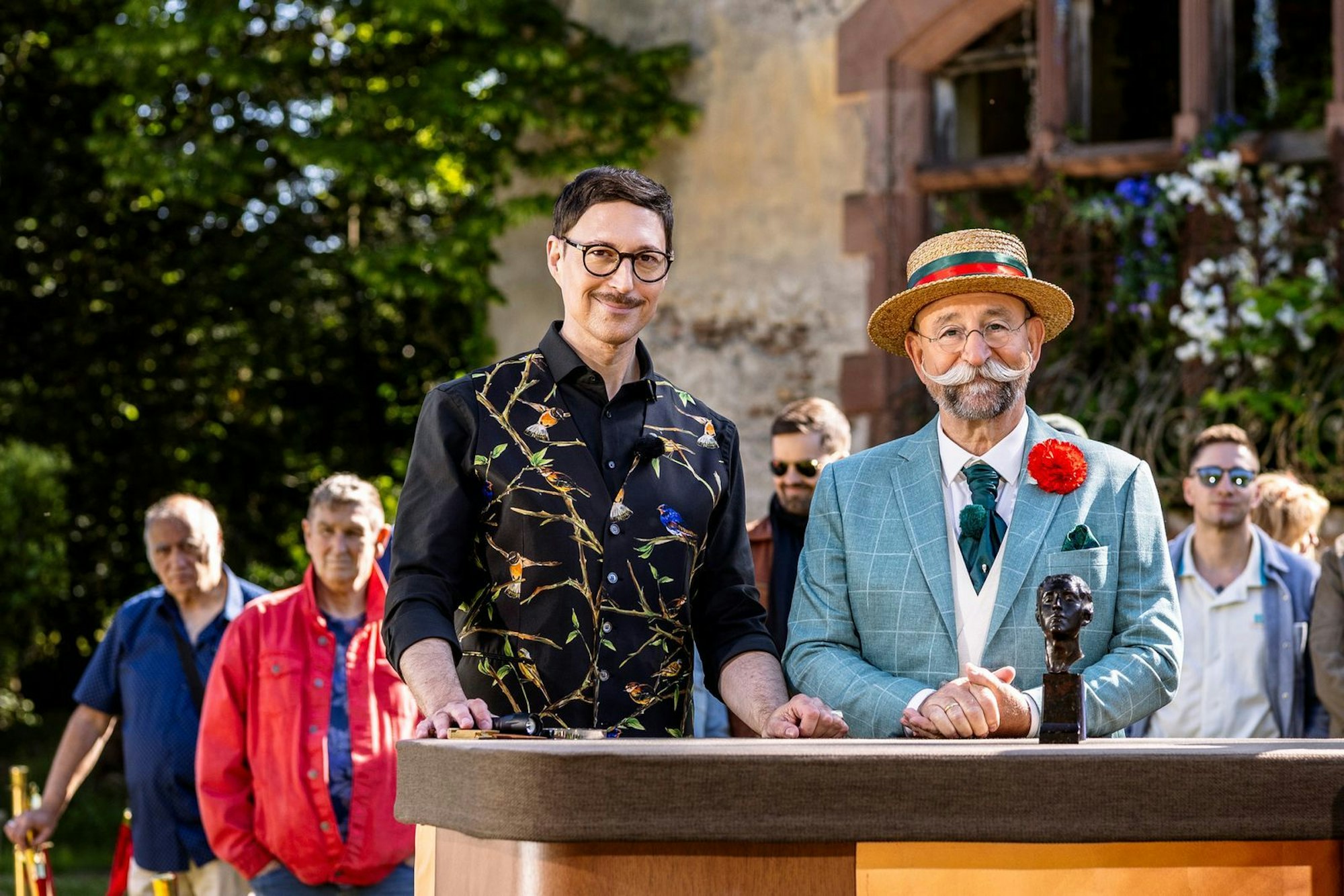 Eigentlich lässt sich Kunst-Experte Colmar Schulte-Goltz (links) nicht so leicht aus der Ruhe bringen. Doch dann erlebte er als Augenzeuge, wie der Besucher immer tiefer in die Gedankenwelt von Moderator Horst Lichter eindrang. (Bild: ZDF / Eugen Shkolnikov)