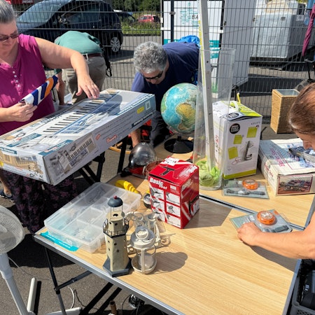 Man musste schnell sein, denn das Angebot wurde beim Bergischen Tauschrausch sehr gut genutzt. Schon vor 15 Uhr waren viele Interessierte zum Wertstoffhof in Waldbröl-Hermesdorf gekommen.