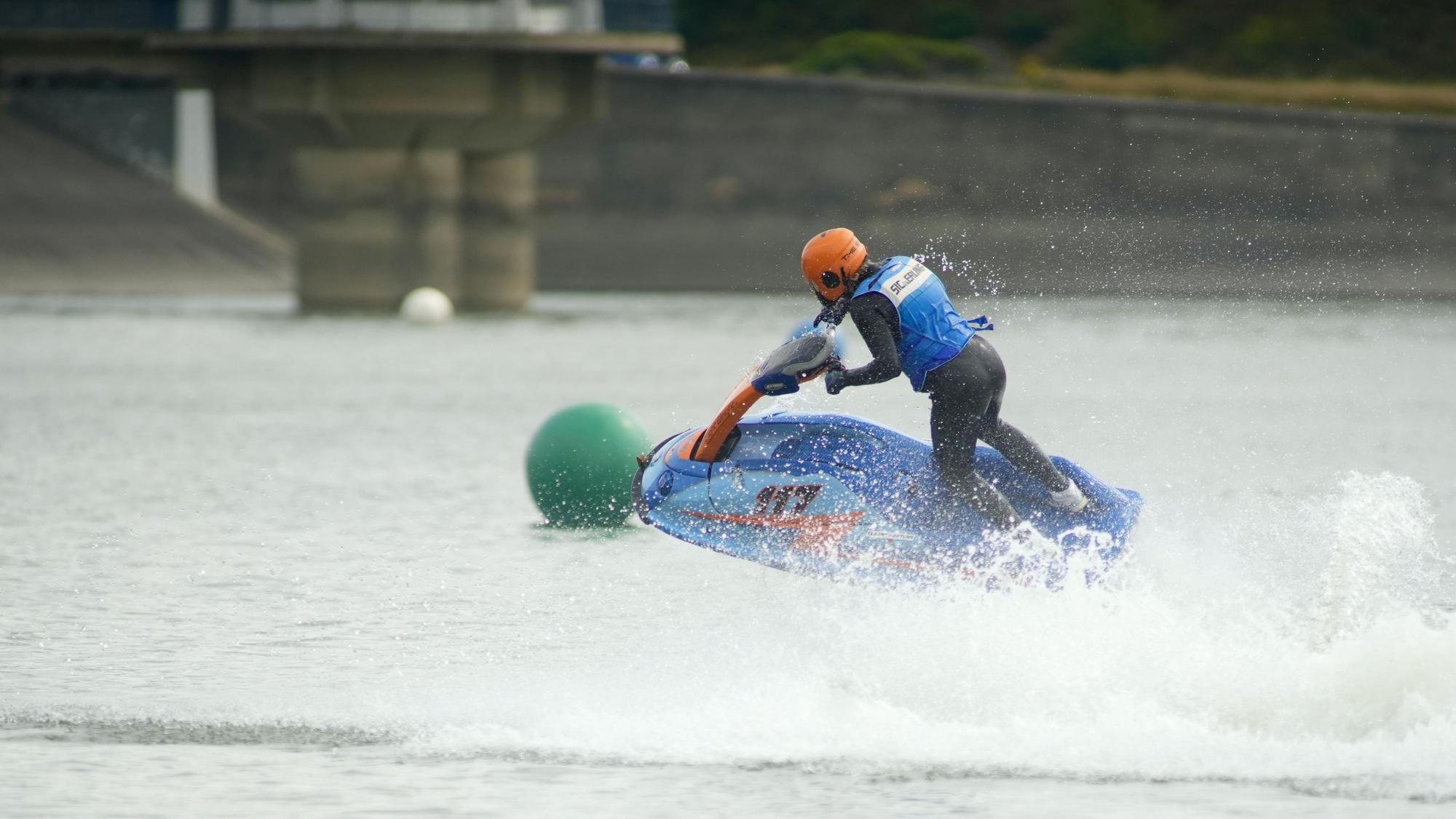 Eine Person auf ihrem Jet-Ski auf dem Wasser.