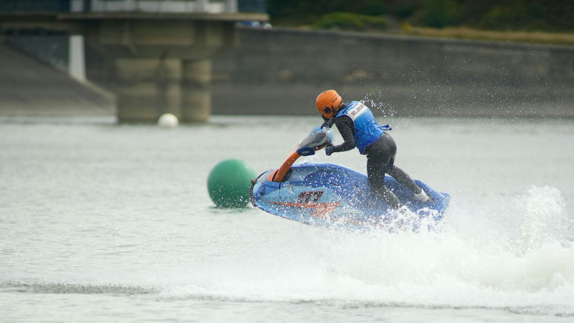 Eine Person auf ihrem Jet-Ski auf dem Wasser.