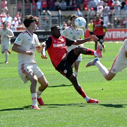 10.05.2025, Fussball-U 19-Bayer 04-Bayern München
mitte: Ken Izekor (Bayer)
Foto: Uli Herhaus