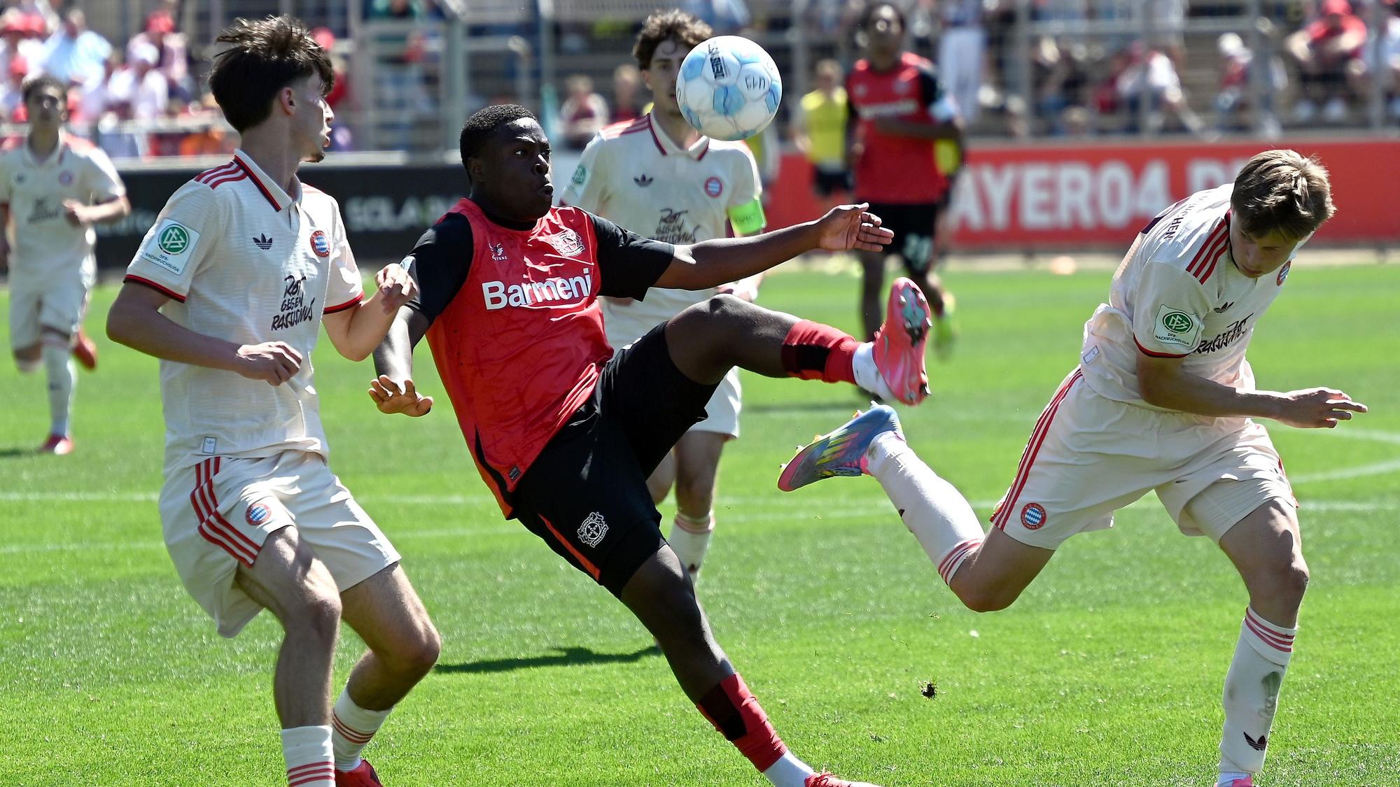 10.05.2025, Fussball-U 19-Bayer 04-Bayern München
mitte: Ken Izekor (Bayer)
Foto: Uli Herhaus