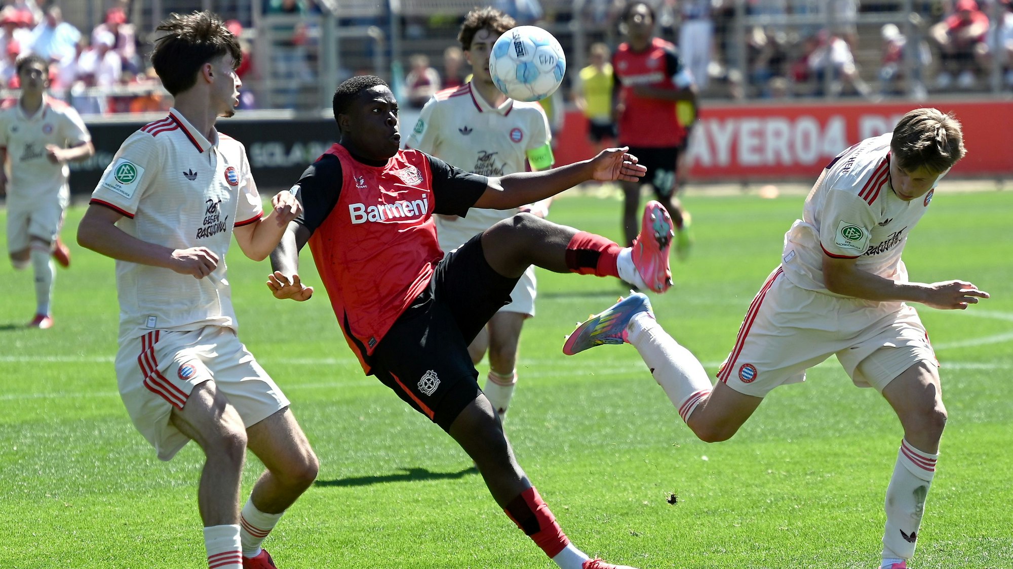 10.05.2025, Fussball-U 19-Bayer 04-Bayern München
mitte: Ken Izekor (Bayer)
Foto: Uli Herhaus
