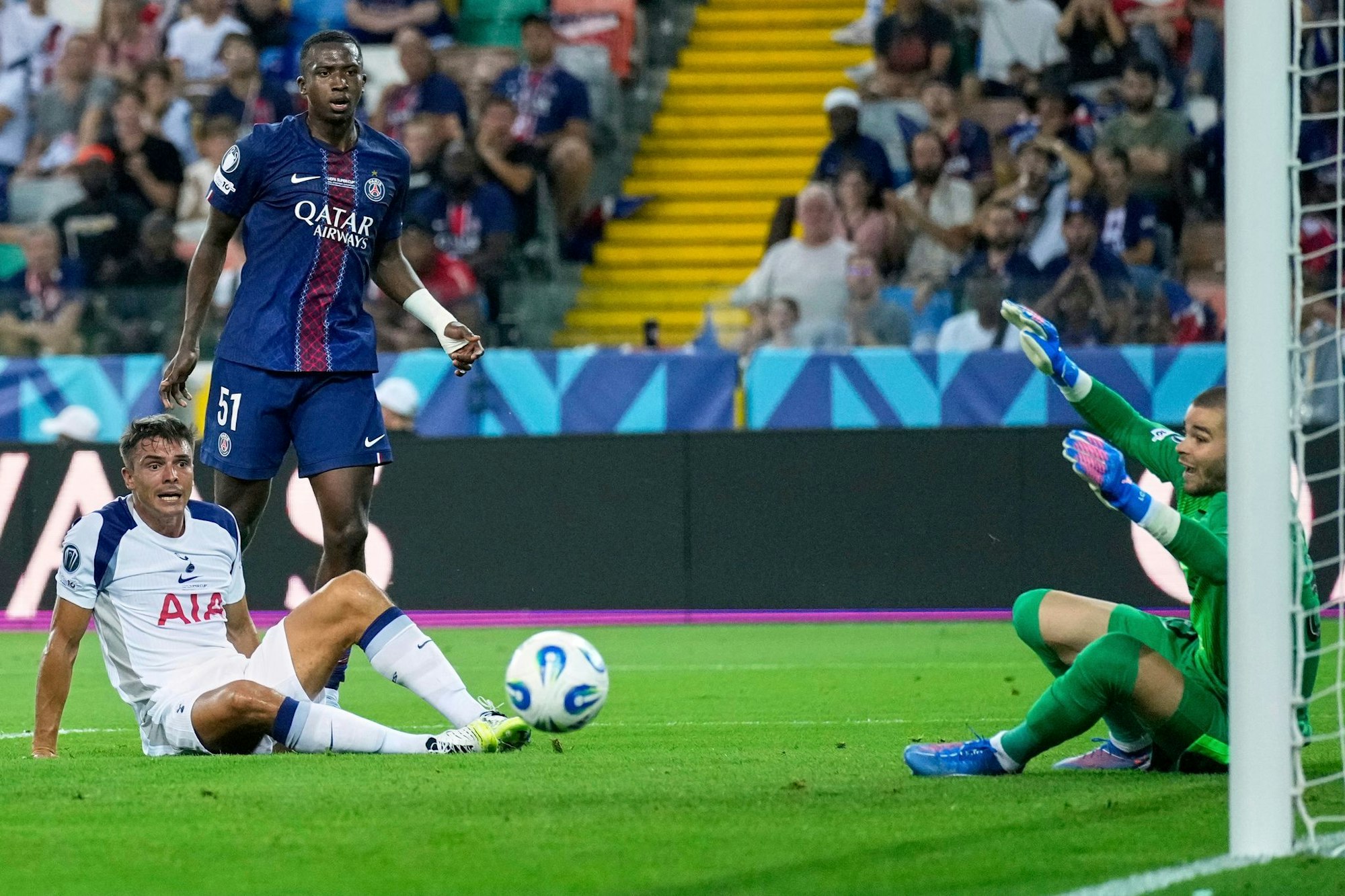 Paris-Torwart Lucas Chevalier beim Gegentor zum 0:1 durch den ehemaligen Wolfsburger Micky van de Ven.
