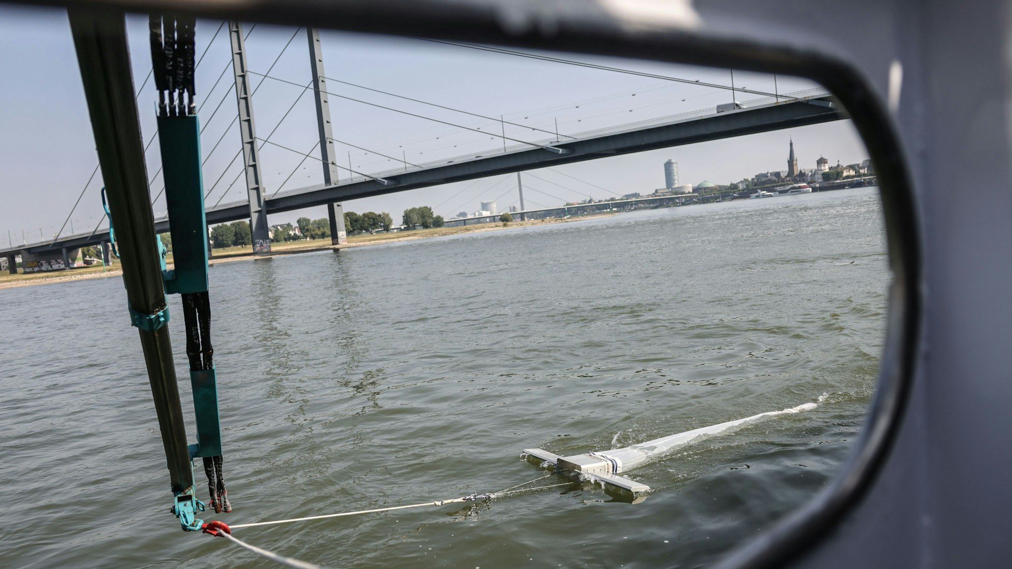 Ein Mantatrawl schwimmt neben dem Laborschiff des Landesamtes für Natur, Umwelt und Klima (LANUK), Max Prüss im Rhein. Foto: Oliver Berg/dpa