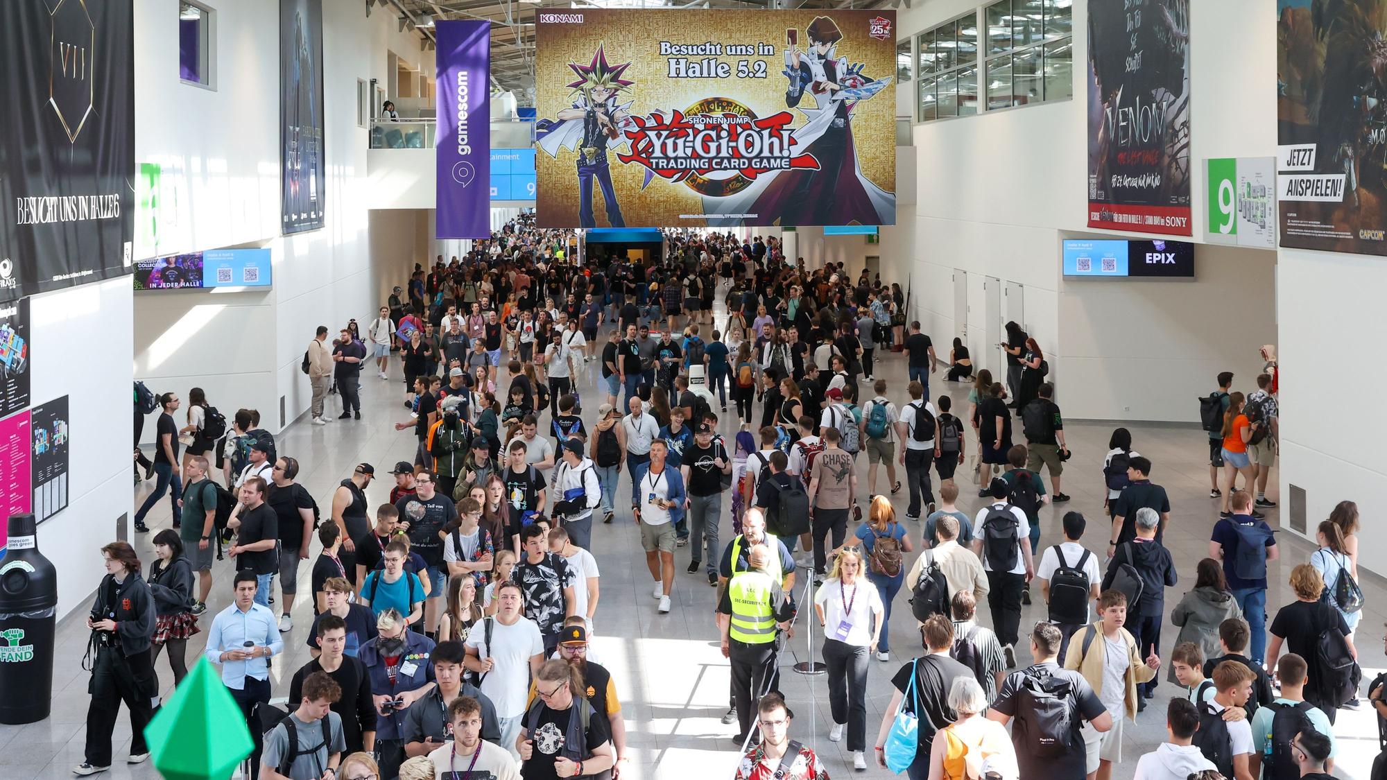 Besucher bei der Gamescom in der Koelnmesse 2024