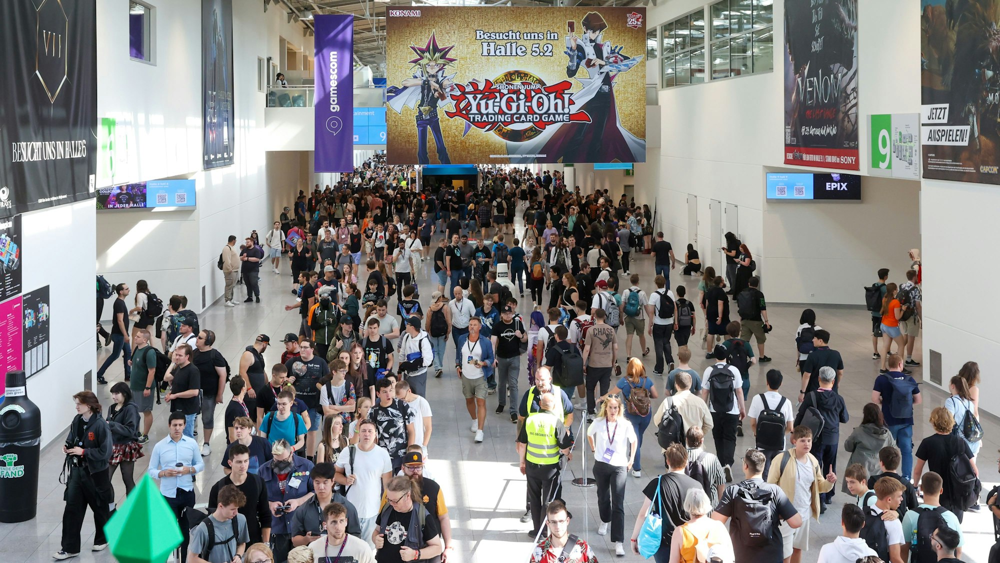 Besucher bei der Gamescom in der Koelnmesse 2024