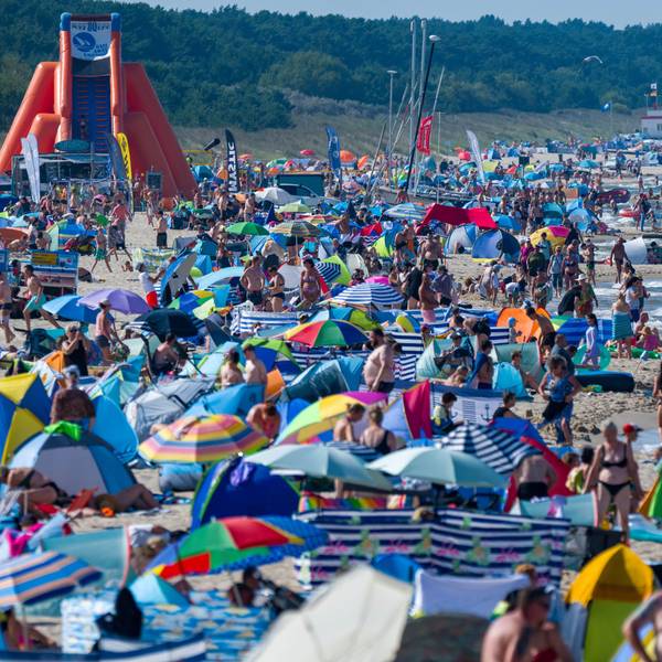 dpatopbilder - 13.08.2025, Mecklenburg-Vorpommern, Zinnowitz: Touristen halten sich bei Sonne und hochsommerlichen Temperaturen im Ostseebad am Strand und im Wasser auf. Foto: Stefan Sauer/dpa +++ dpa-Bildfunk +++