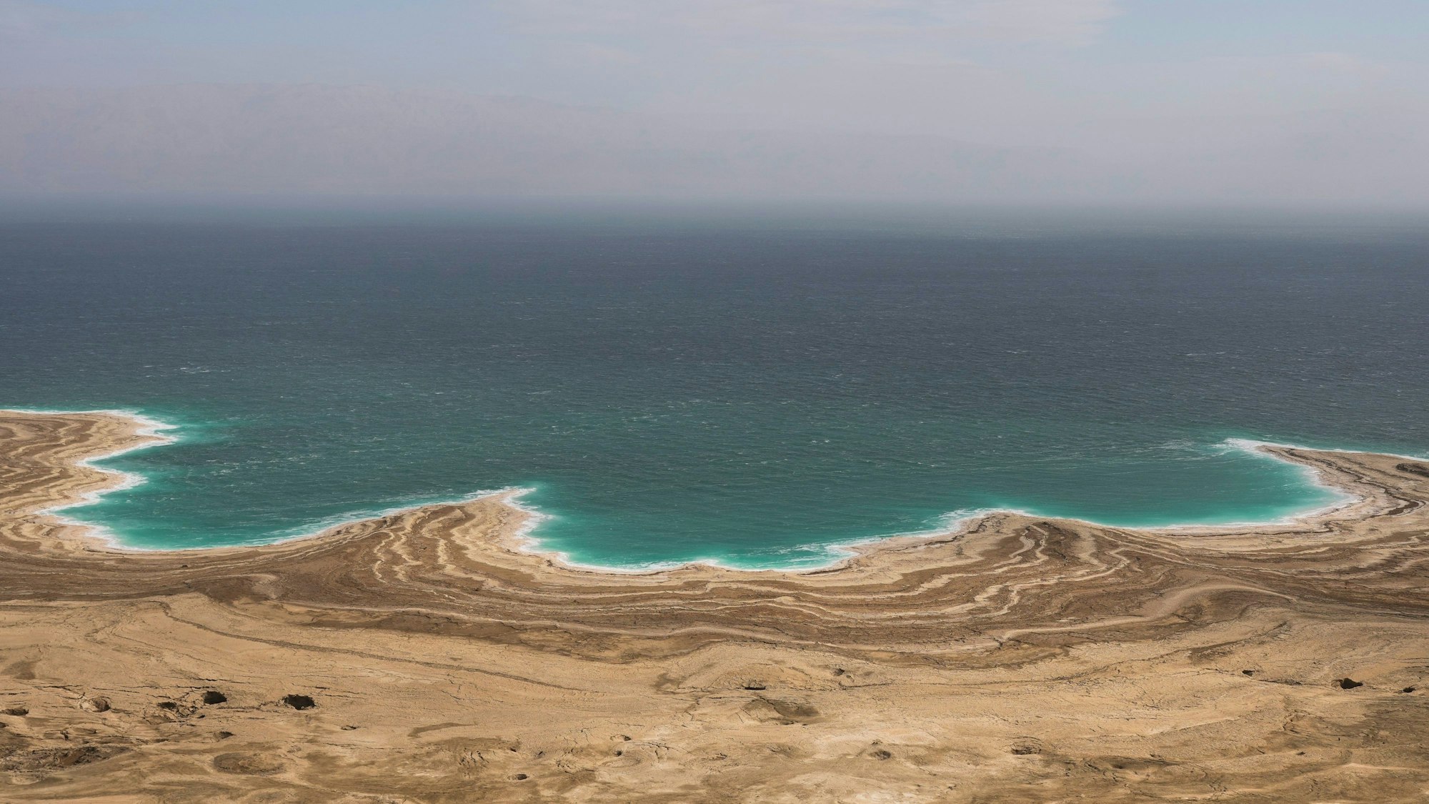 Wellen brechen am Ufer des Toten Meeres. (Archivbild)