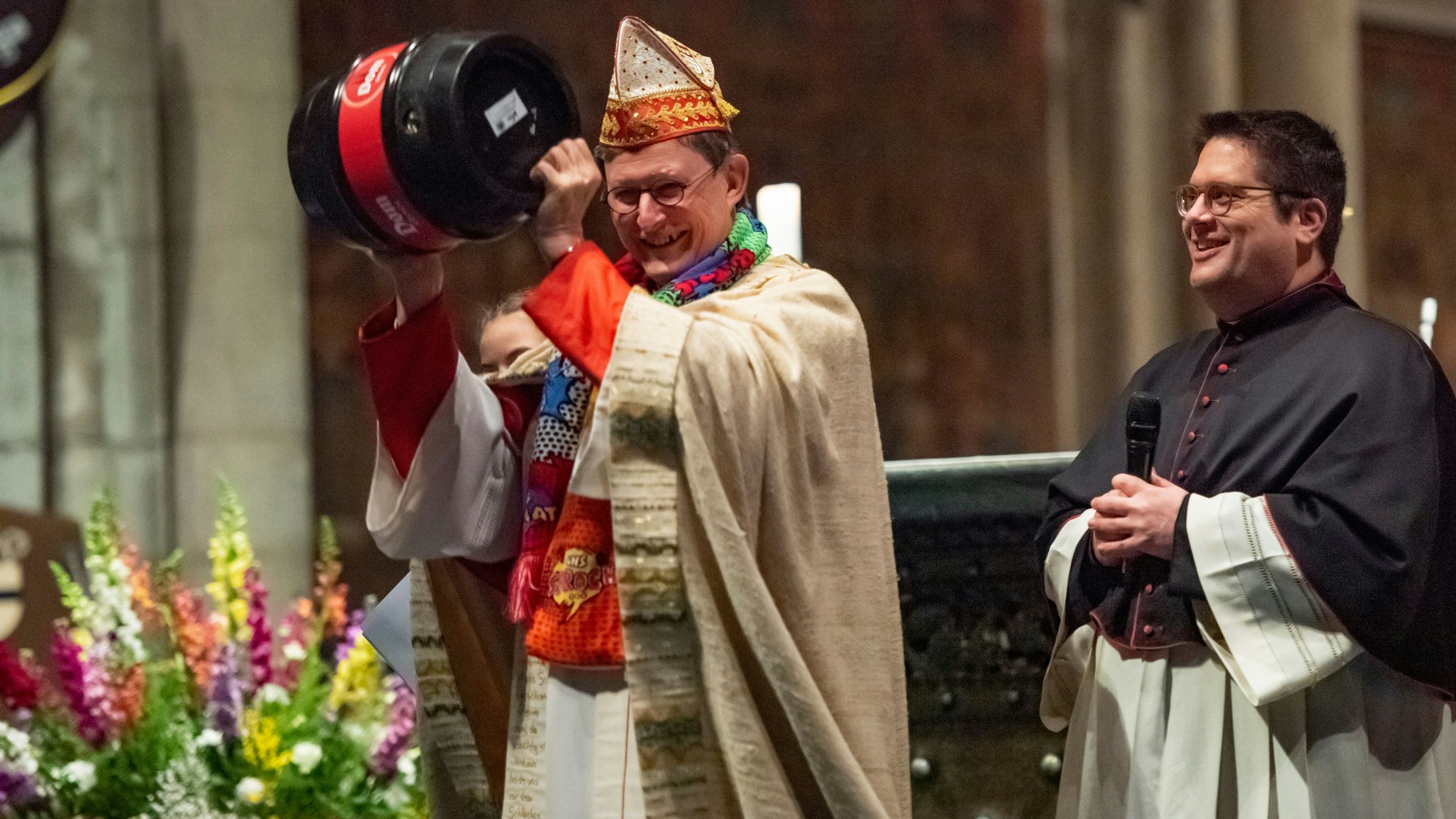 Das Bild zeigt Kardinal Woelki mit Kölschfass „Pittermännchen“ beim ökumenischen Gottesdienst der Karnevalisten im Kölner Dom am 10.01.2019. Foto: Uwe Weiser