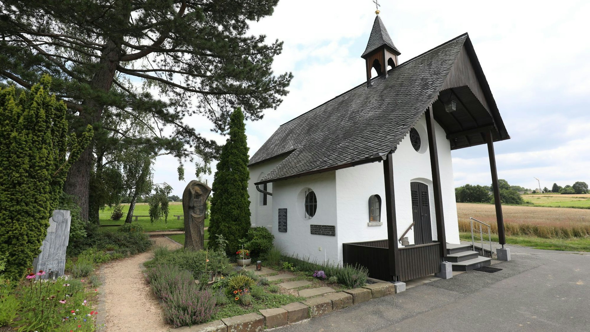Eine kleine Kapelle mit Schieferdach und Glockenturm.