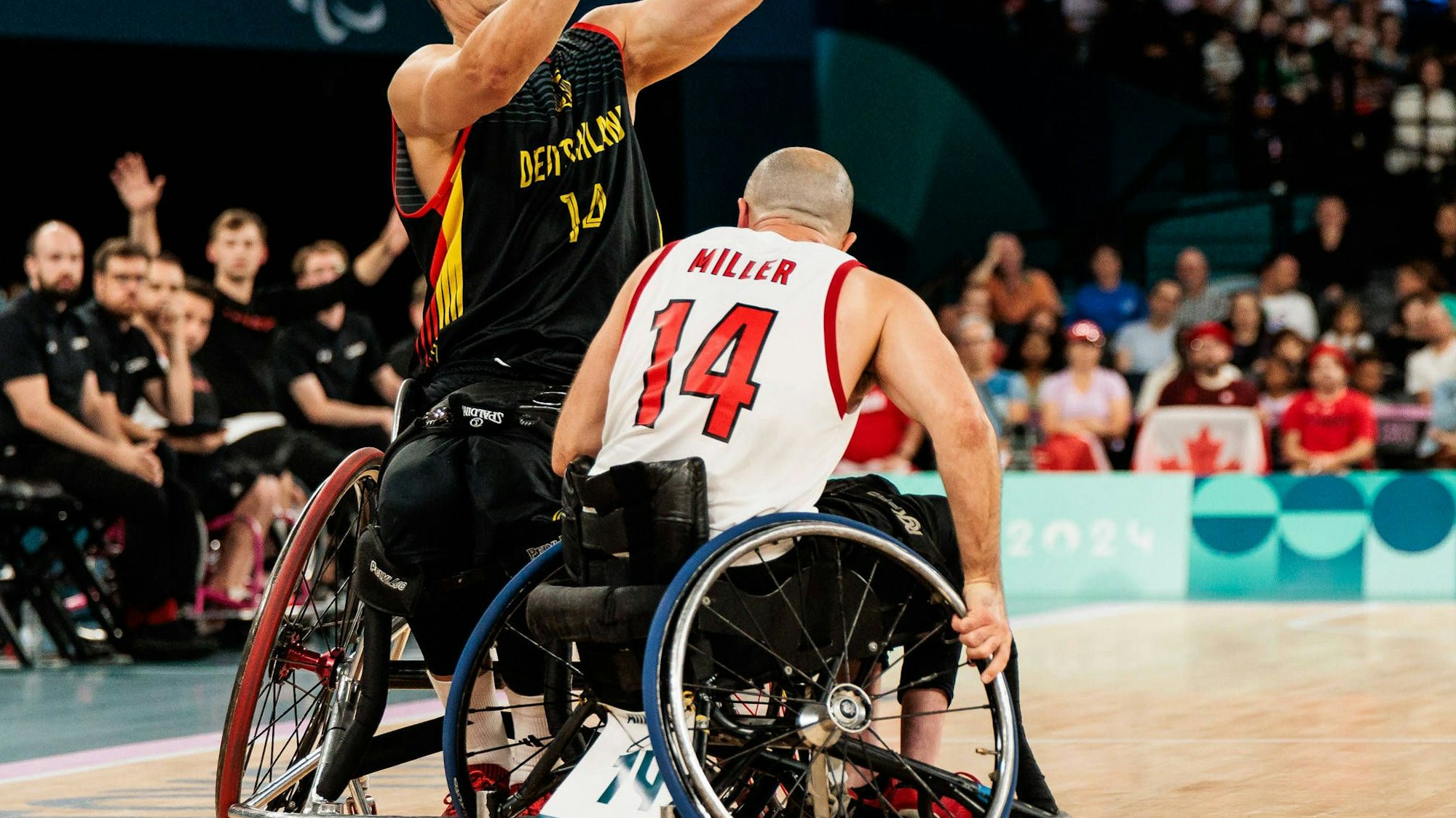 Zwei Rollstuhlbasketballspieler während eines Spieles in einer Sporthalle