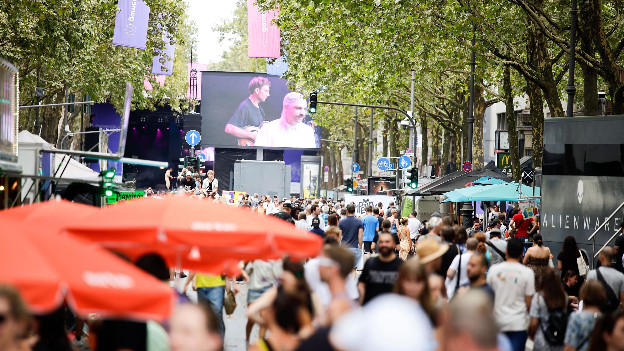 Besucher des Gamescom City Festivals auf dem Hohenzollernring