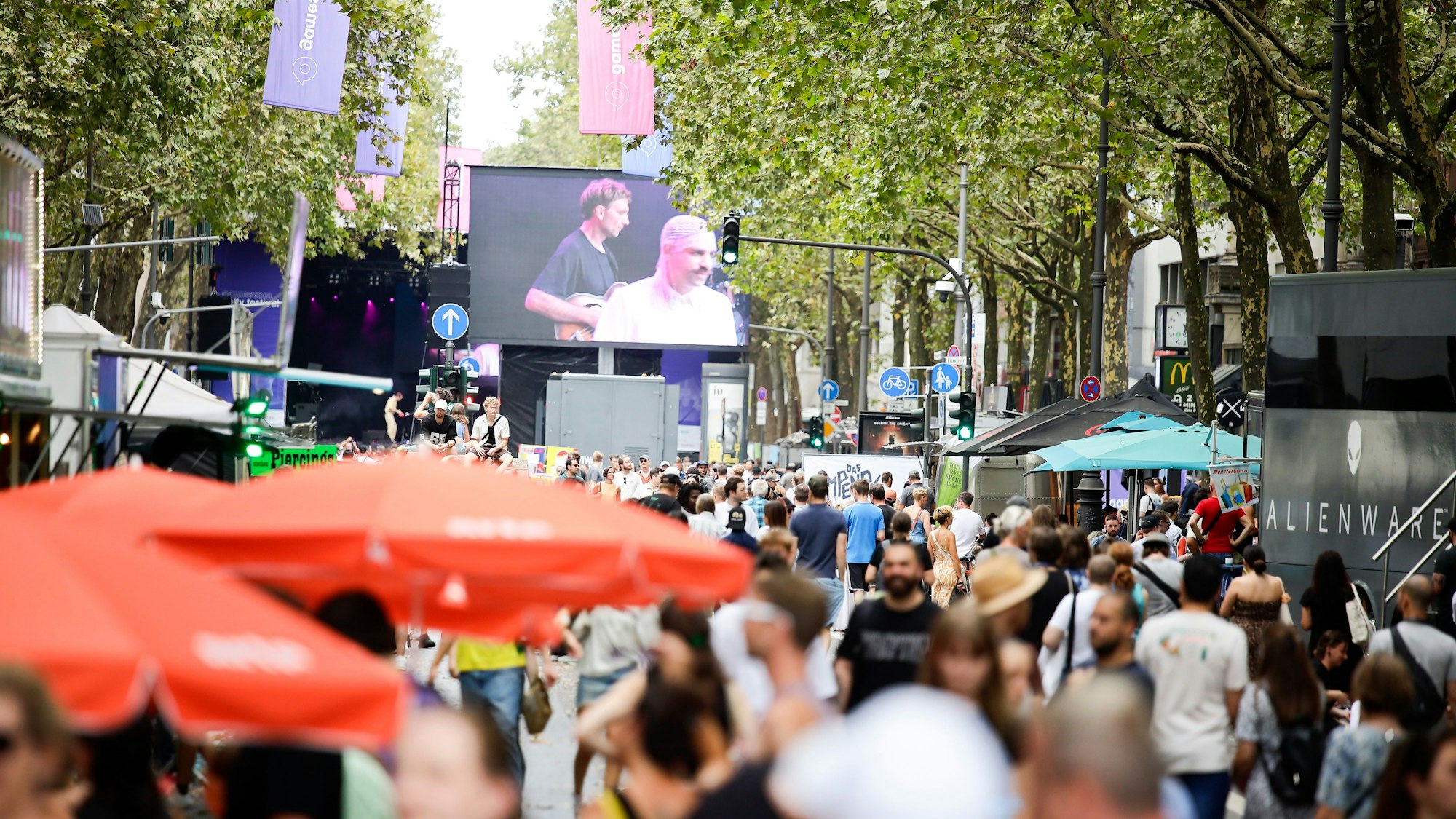 Besucher des Gamescom City Festivals auf dem Hohenzollernring