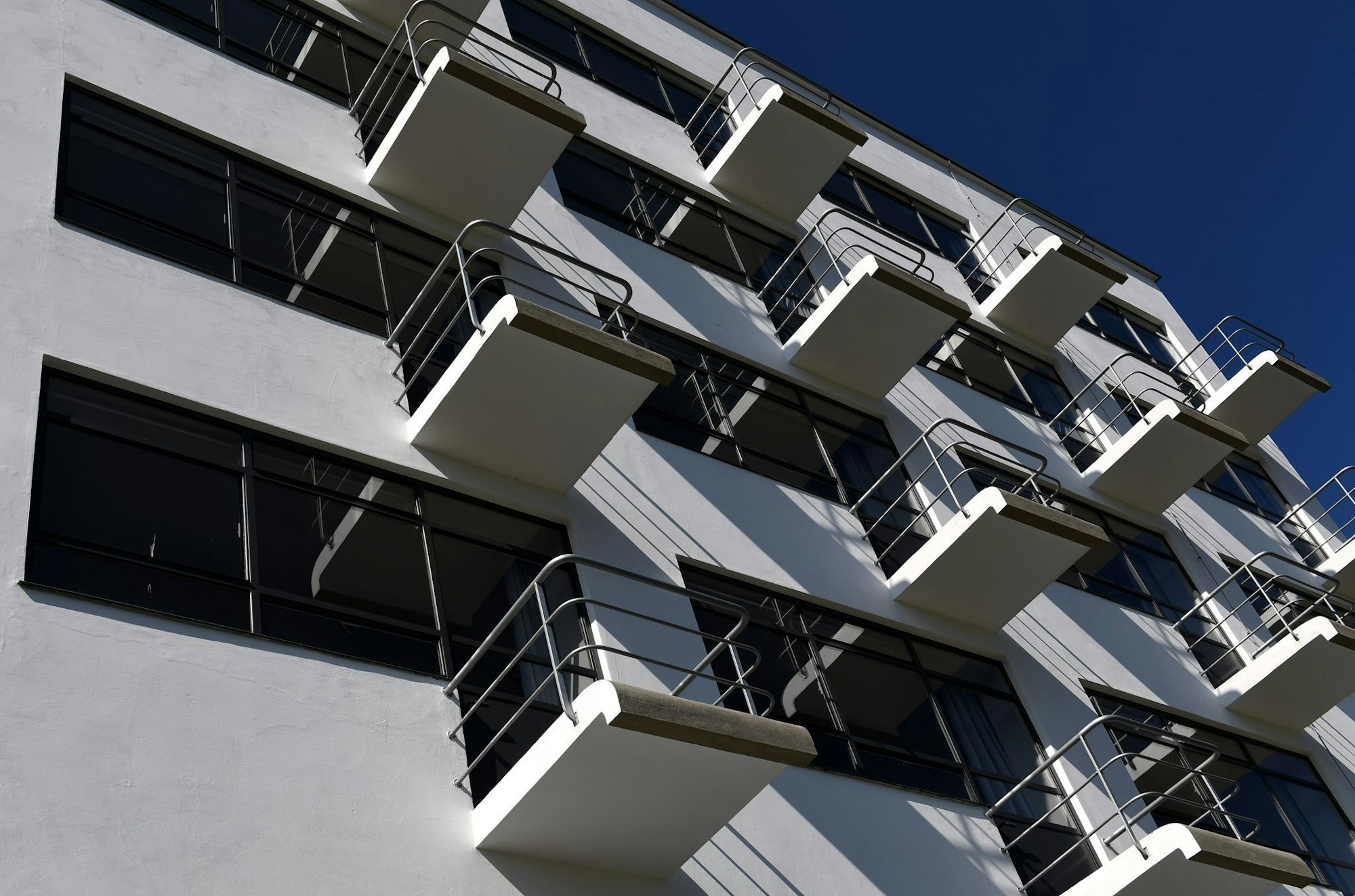 Wie freischwebend hängen die Balkone am Atelierhaus. Bei den Bauhaus-Studierenden waren sie beliebt, wie Fotos zeigen. Es sollen sich schon mal 14 Personen auf einem gedrängt haben.