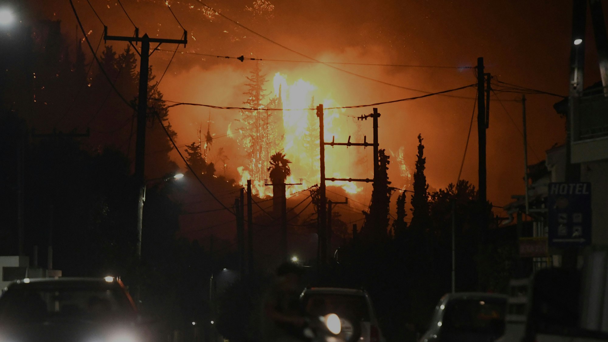 Bei einem Waldbrand im Dorf Kaminia in der Nähe von Patras brennen Flammen in einem Wald.