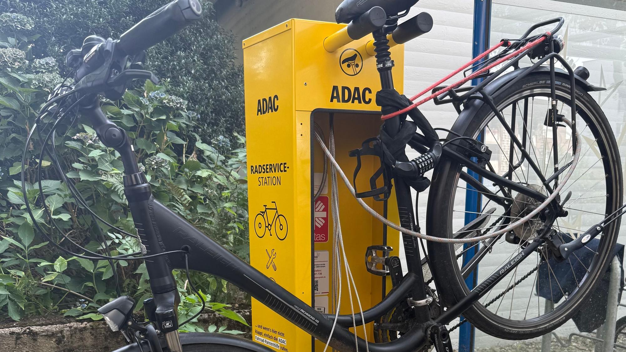 Neben der Fahrradabstellanlage am Rathaus gibt es jetzt eine Radservicestation.