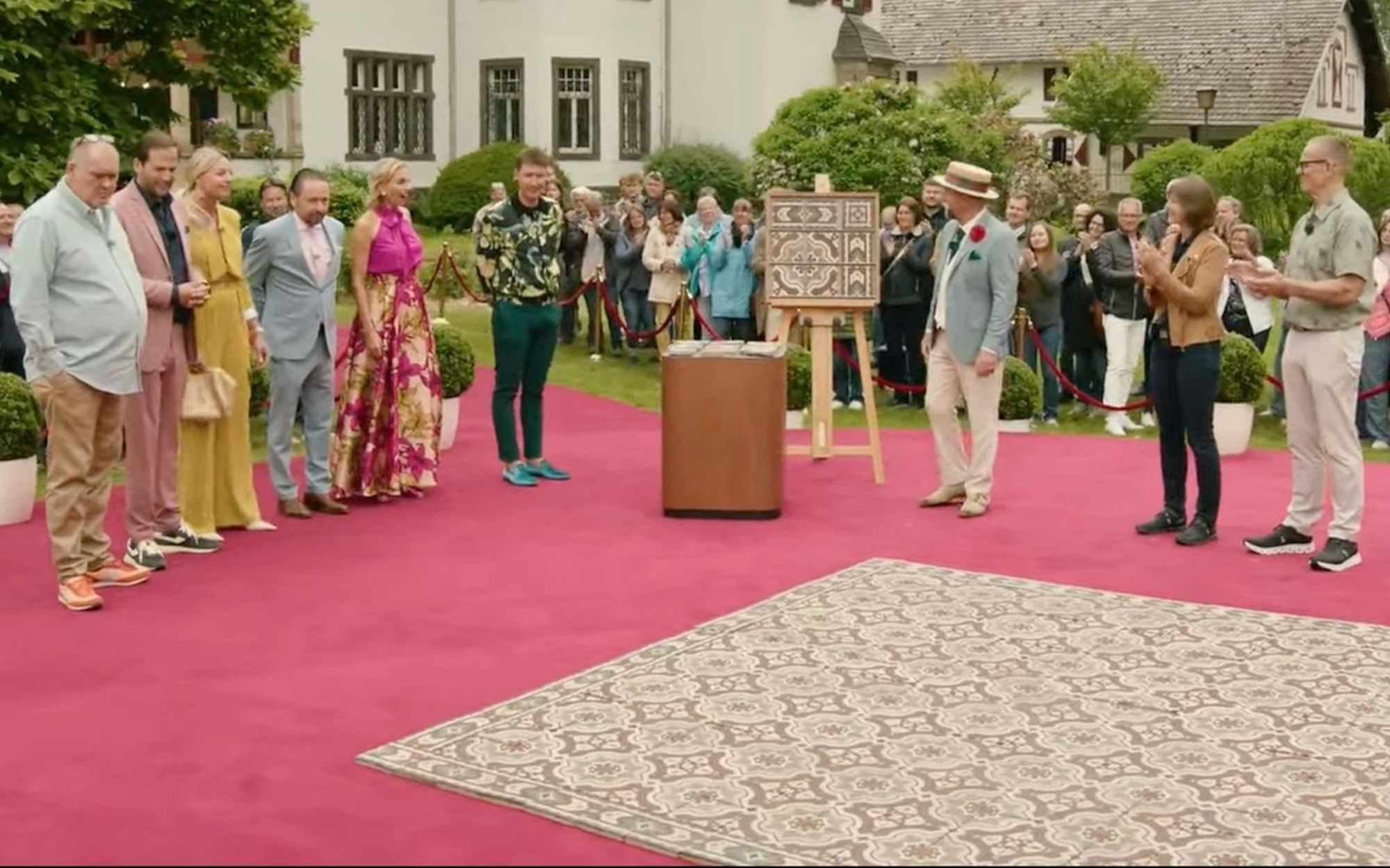 Ein Ehepaar aus Lahr bot historische Bodenfliesen aus dem Traditionshaus Villeroy & Boch an. Sage und schreibe 60 Quadratmeter davon. Einen Deal gab es am Ende nicht. (Bild: ZDF)