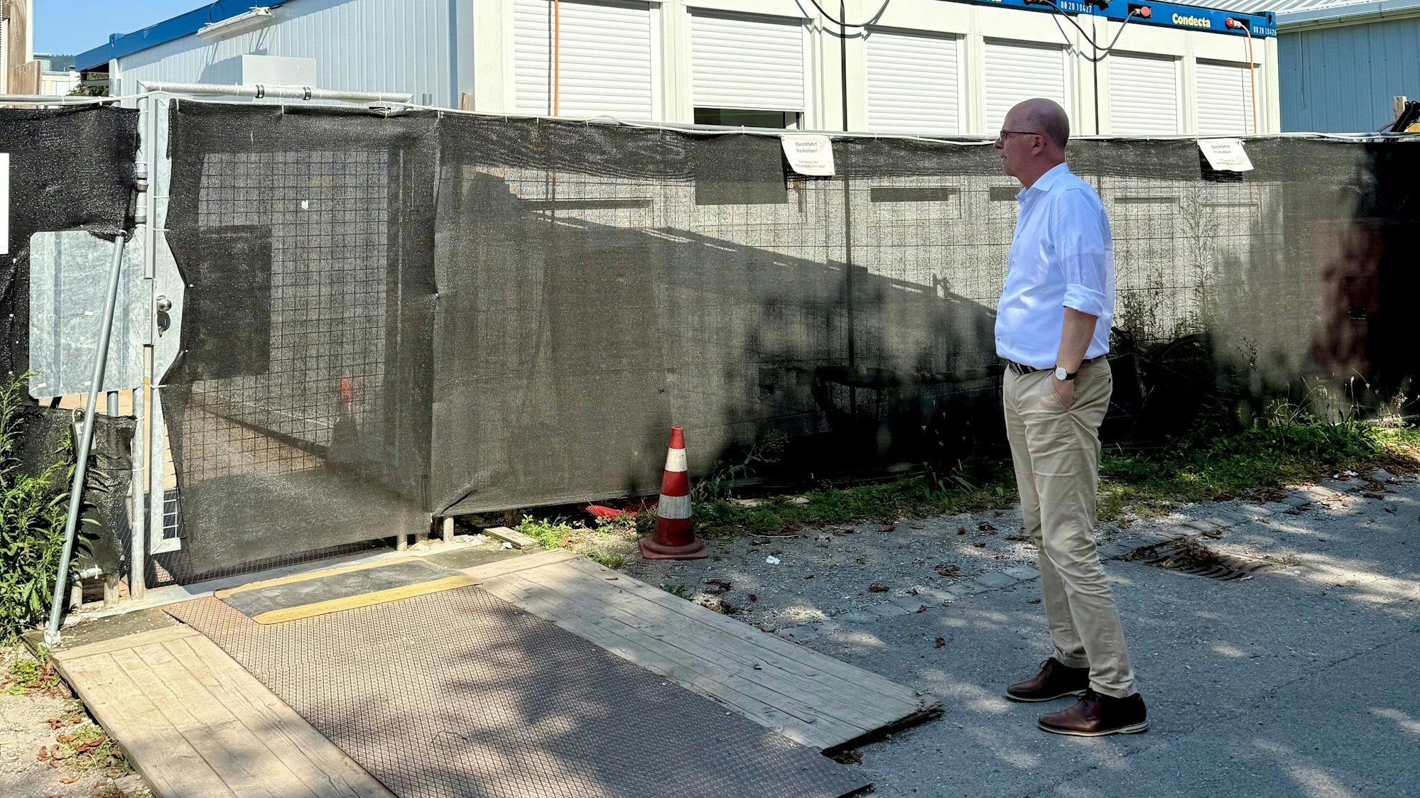 CDU-OB-Kandidat Markus Greitemann vor einer Anlaufstelle für suchtkranke Menschen in Zürich.
