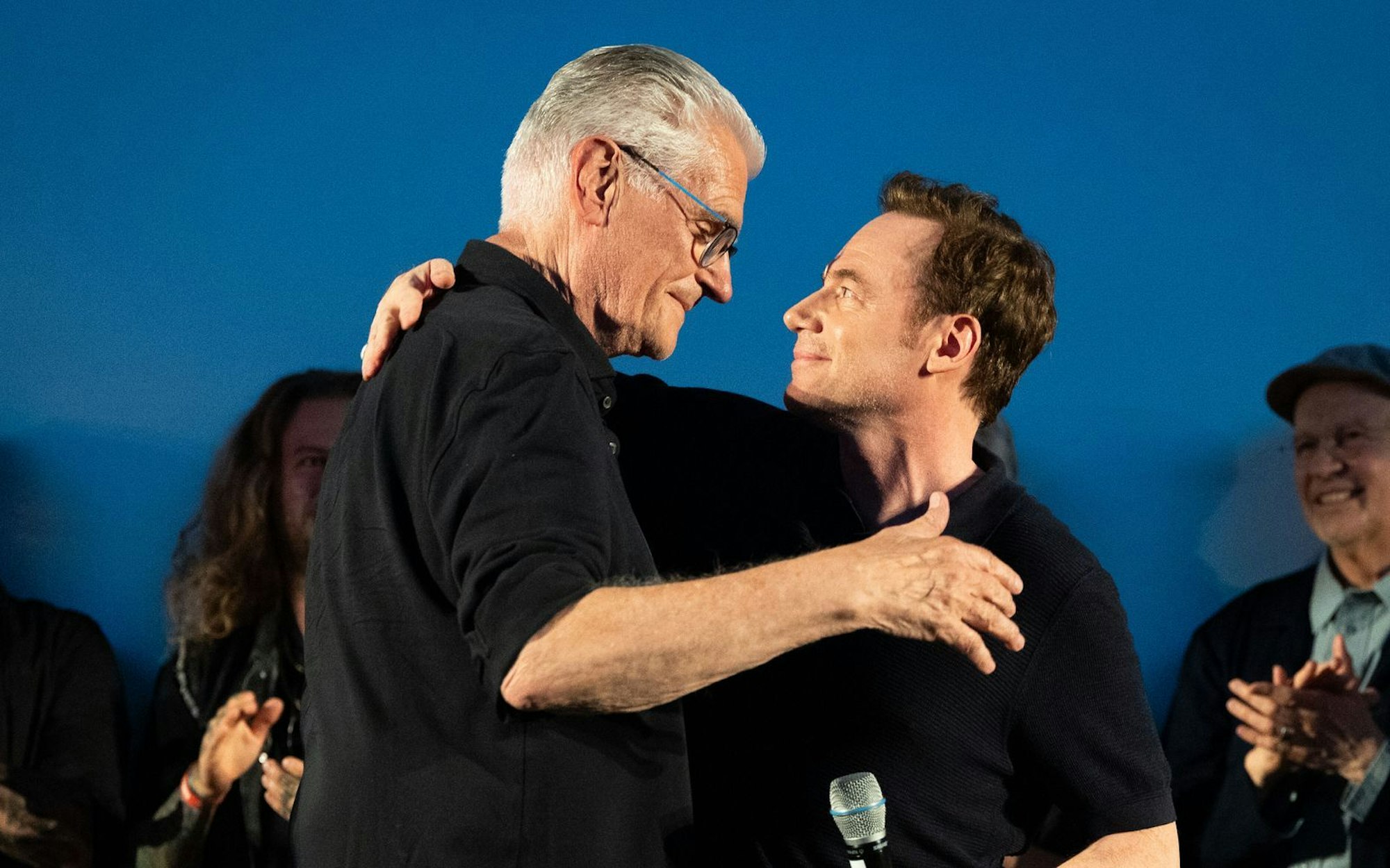 Bei der Premiere wurde es noch einmal emotional. Michael „Bully“ Herbig (rechts) verabschiedete Sky du Mont. (Bild: getty images/Andreas Rentz for Constantin Film)