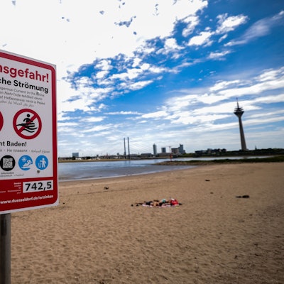 In Düsseldorf gilt ab dem 14. August ein Badeverbot im Rhein.
