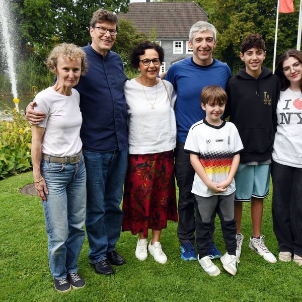Shai Hod (Mitte) mit seinen Kindern Lavi, Yoav und Hila am Wochenende in Nümbrecht, hier mit Annegret und Michael Licht (l.) und Marion Reinecke vom Freundeskreis Nümbrecht-Mateh Yehuda.