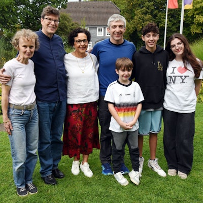 Shai Hod (Mitte) mit seinen Kindern  Lavi, Yoav und Hila am Wochenende in Nümbrecht, hier mit  Annegret und Michael Licht (l.) und Marion Reinecke  vom Freundeskreis Nümbrecht-Mateh Yehuda.