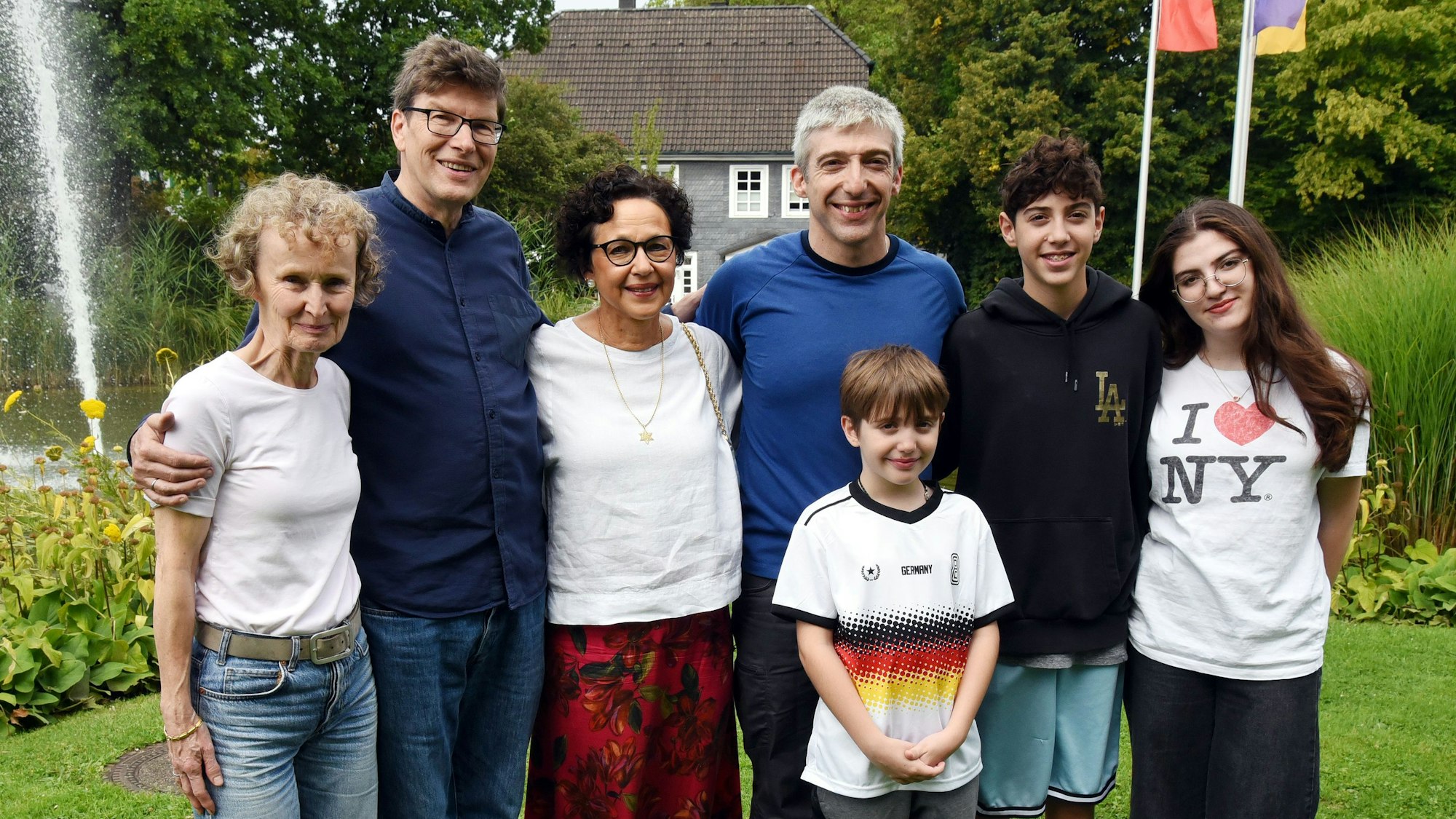 Shai Hod (Mitte) mit seinen Kindern Lavi, Yoav und Hila am Wochenende in Nümbrecht, hier mit Annegret und Michael Licht (l.) und Marion Reinecke vom Freundeskreis Nümbrecht-Mateh Yehuda.