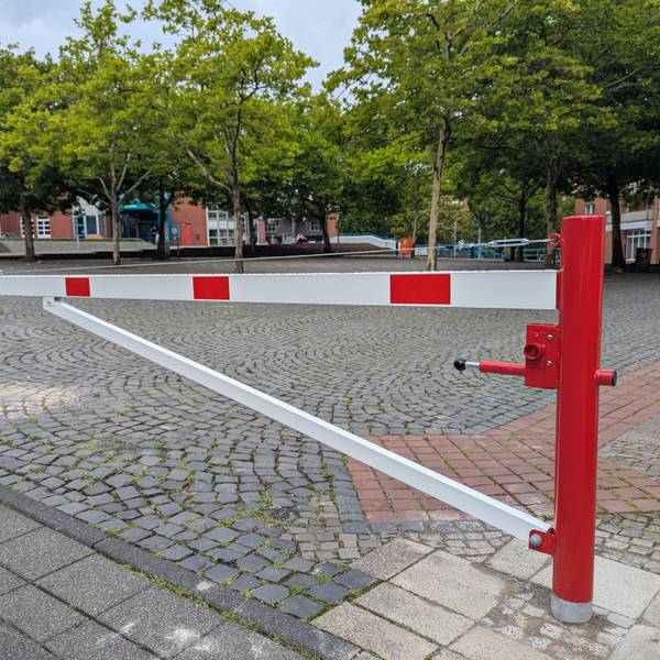 Das Foto zeigt die Schranke vor dem Otto-Räcke-Platz am Bürgerhaus.