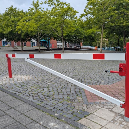 Das Foto zeigt die Schranke vor dem Otto-Räcke-Platz am Bürgerhaus.