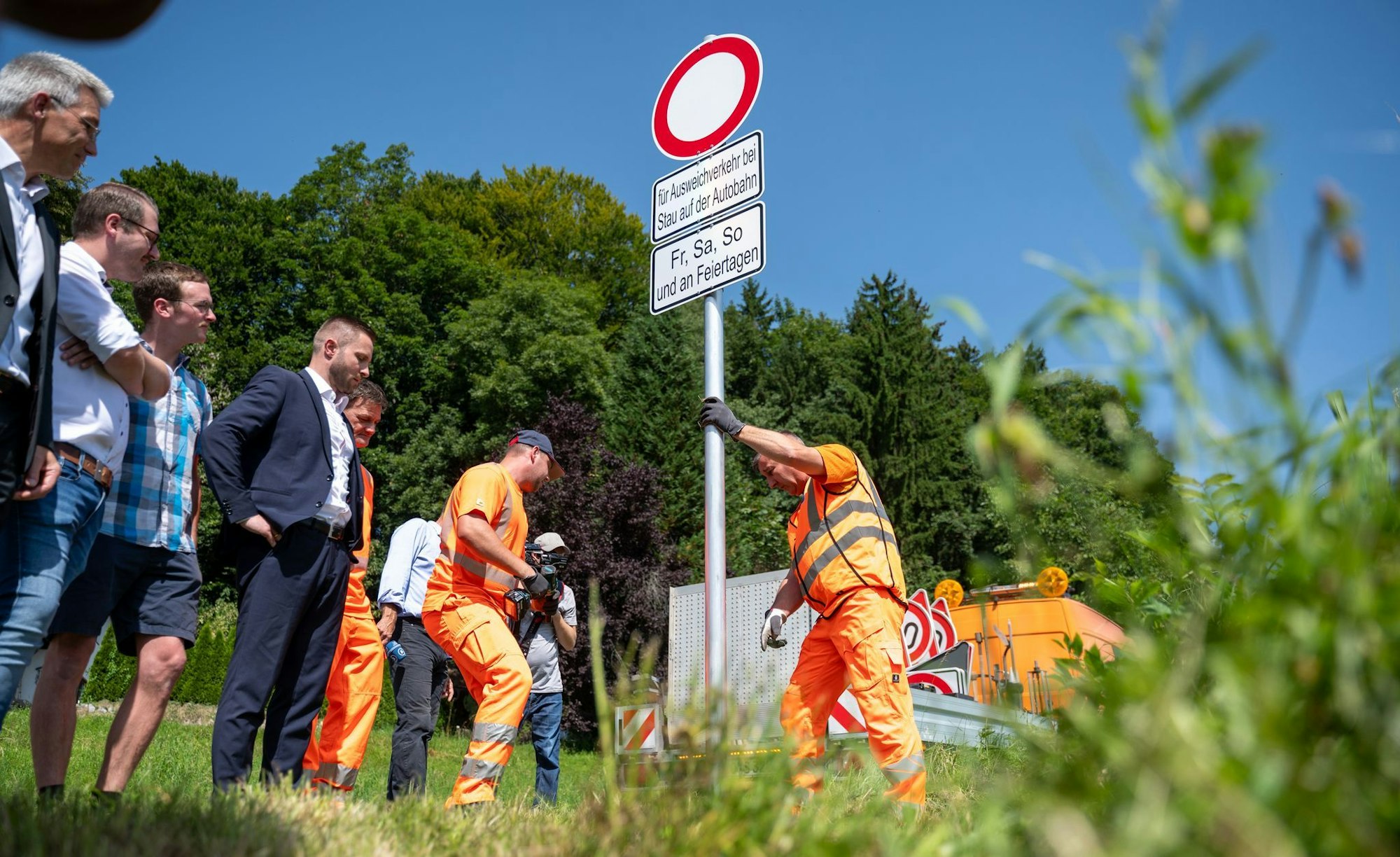 Bei Stau muss man künftig auf der Autobahn bleiben: Zum ersten Mal in Deutschland gibt es im Landkreis Rosenheim künftig Durchfahrtsverbote für den Ausweichverkehr.