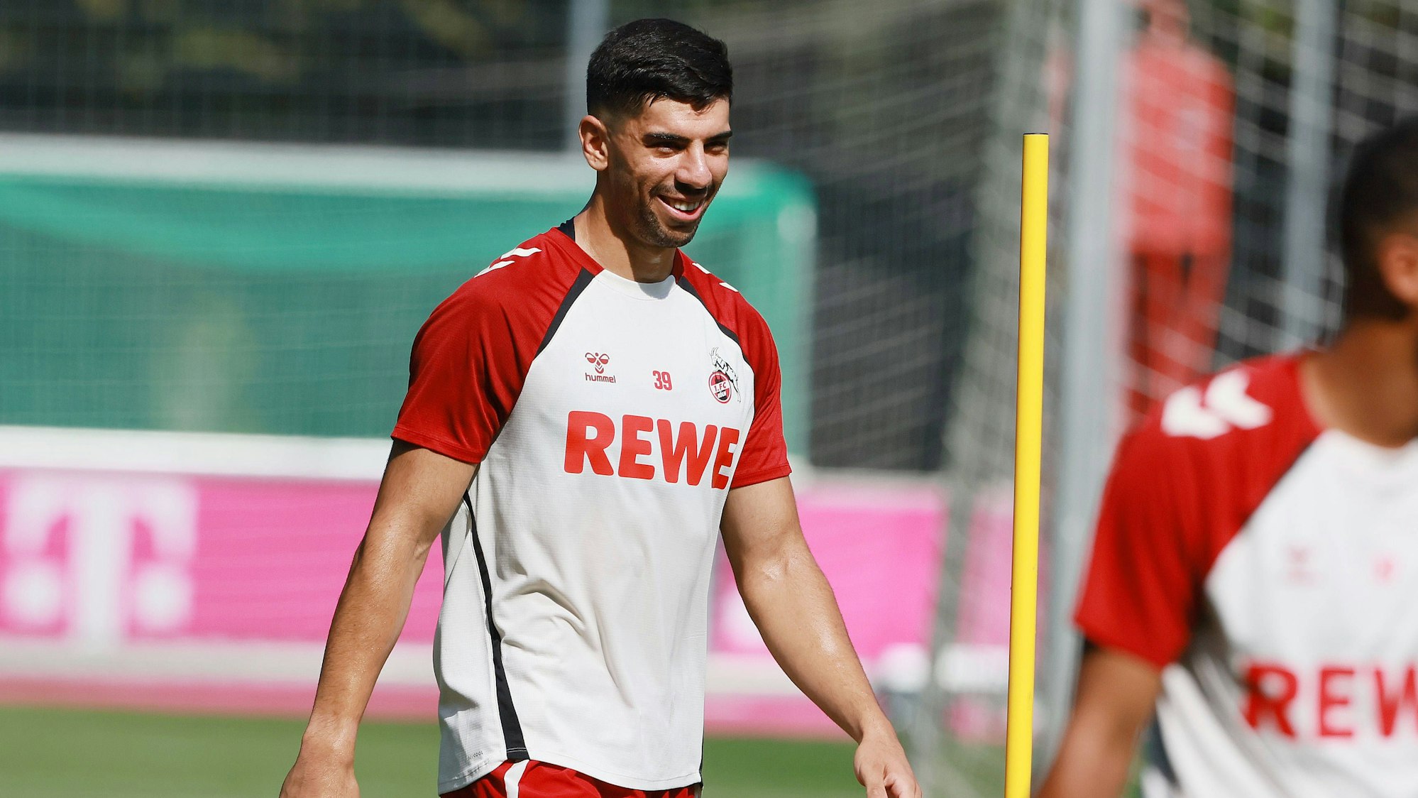 Cenk Özkacar gut gelaunt während seiner ersten Trainingseinheit