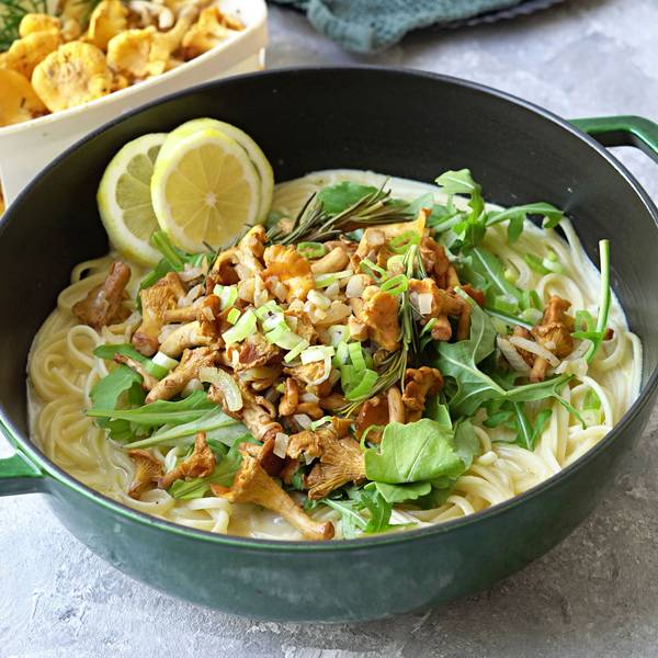 Leicht, fein, wunderbar aromatisch: Diese Pasta bringt Sommerfrische mit Zitronen und den Waldduft von Pfifferlingen gekonnt zusammen.