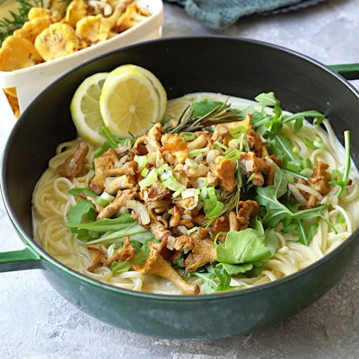 Leicht, fein, wunderbar aromatisch: Diese Pasta bringt Sommerfrische mit Zitronen und den Waldduft von Pfifferlingen gekonnt zusammen.