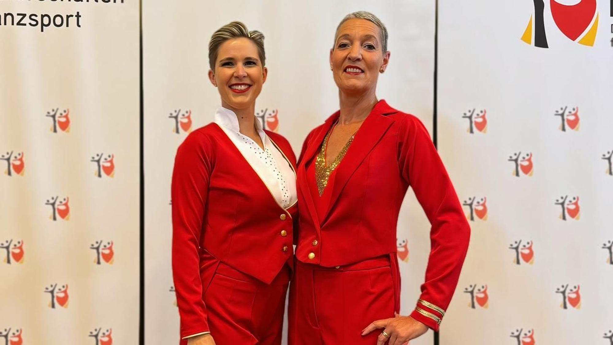 Auf Turnieren tanzen Karolin und Brita Böckenfeld in roten Fräcken.