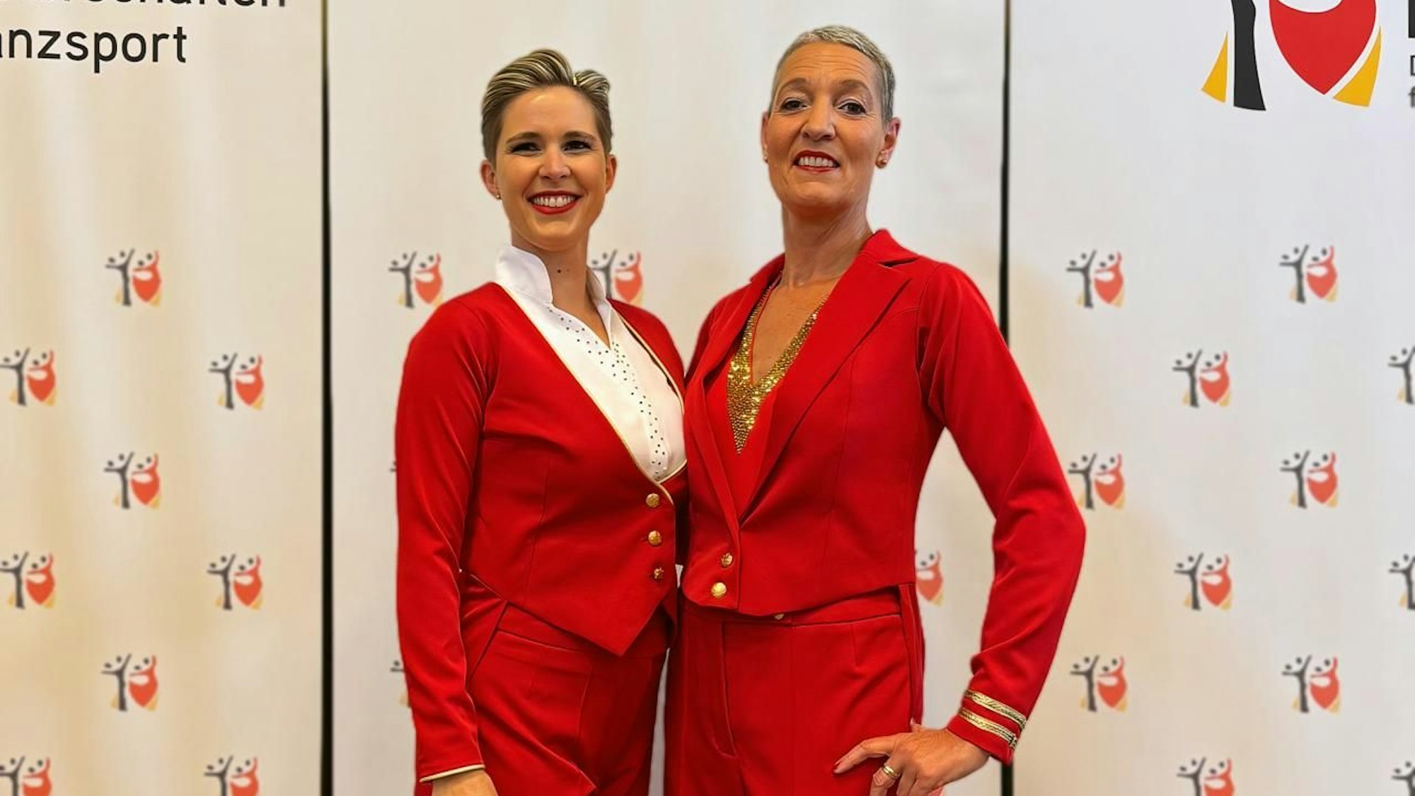 Auf Turnieren tanzen Karolin und Brita Böckenfeld in roten Fräcken.