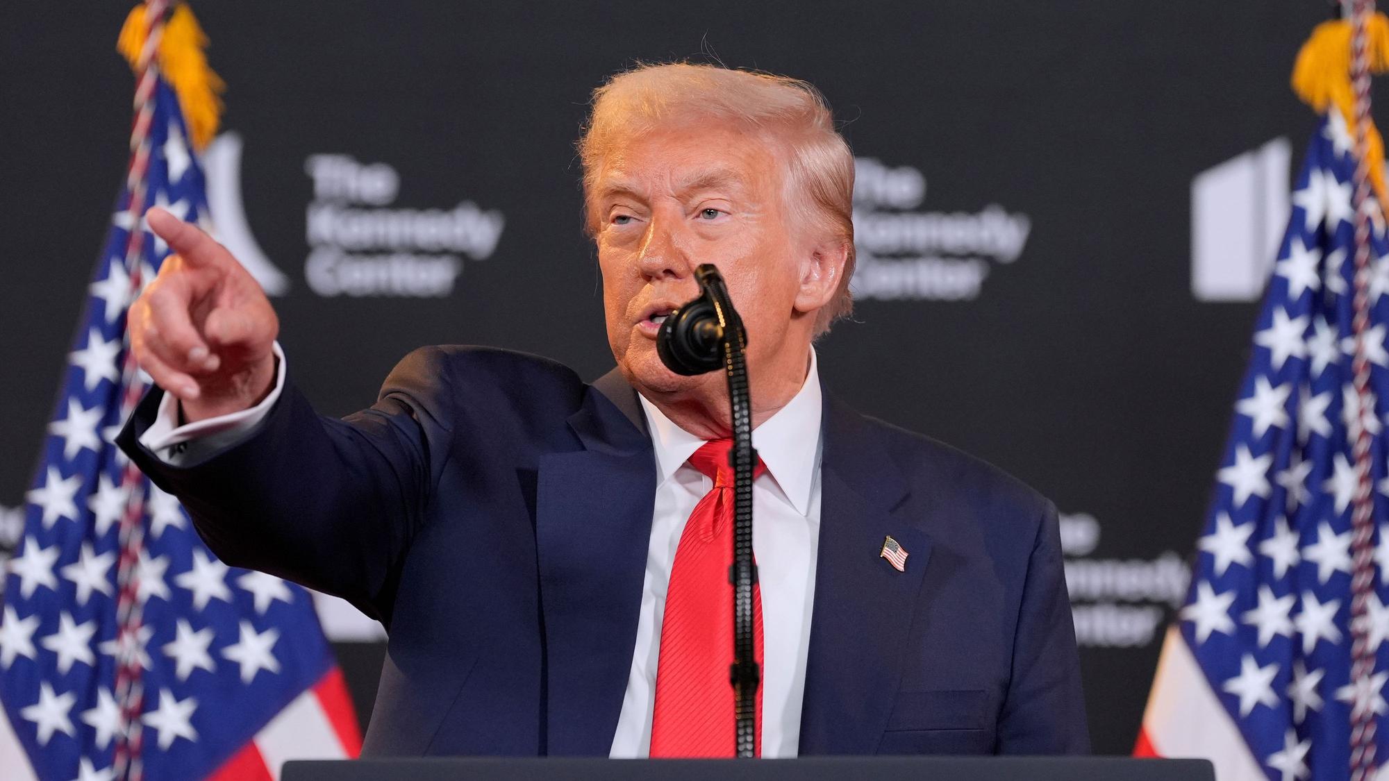 US-Präsident Donald Trump spricht im Kennedy Center.