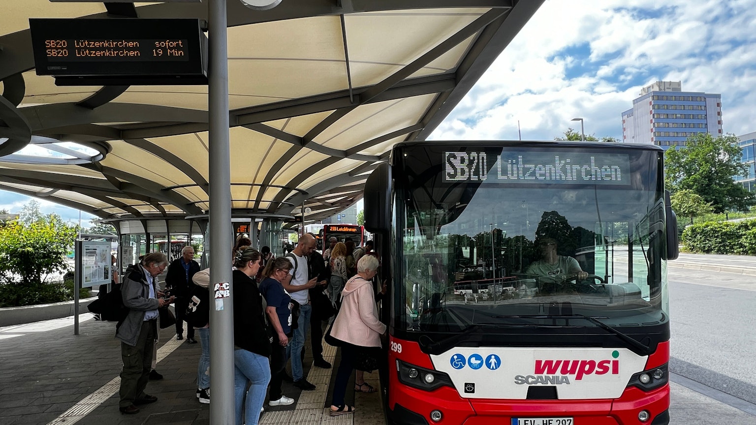 Menschen steigen in einen Bus ein
