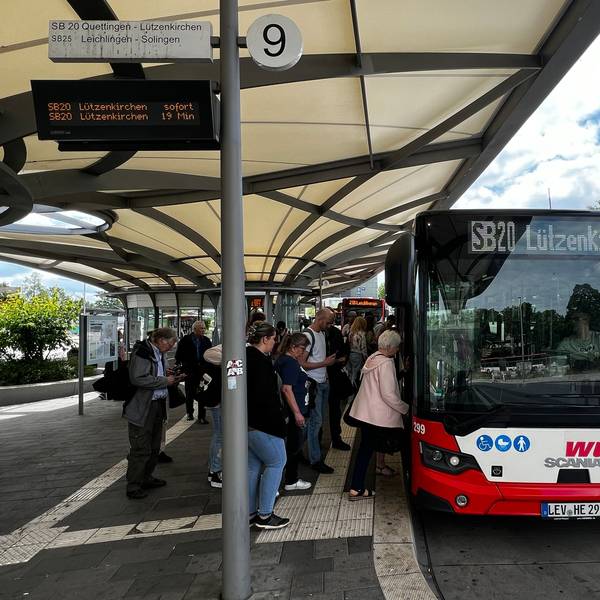 Menschen steigen in einen Bus ein