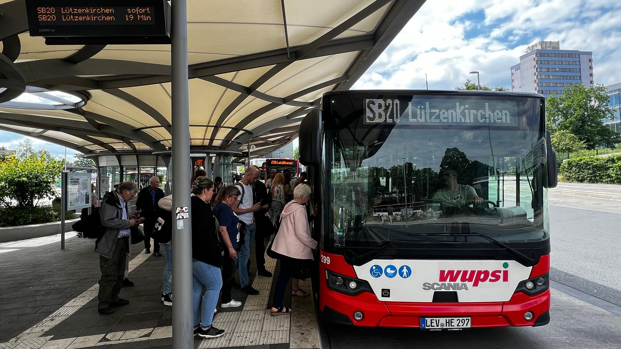 Wupsi-Busse am Wiesdorfer Busbahnhof.
