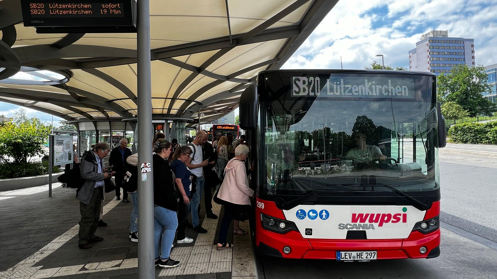 Wupsi-Busse am Wiesdorfer Busbahnhof