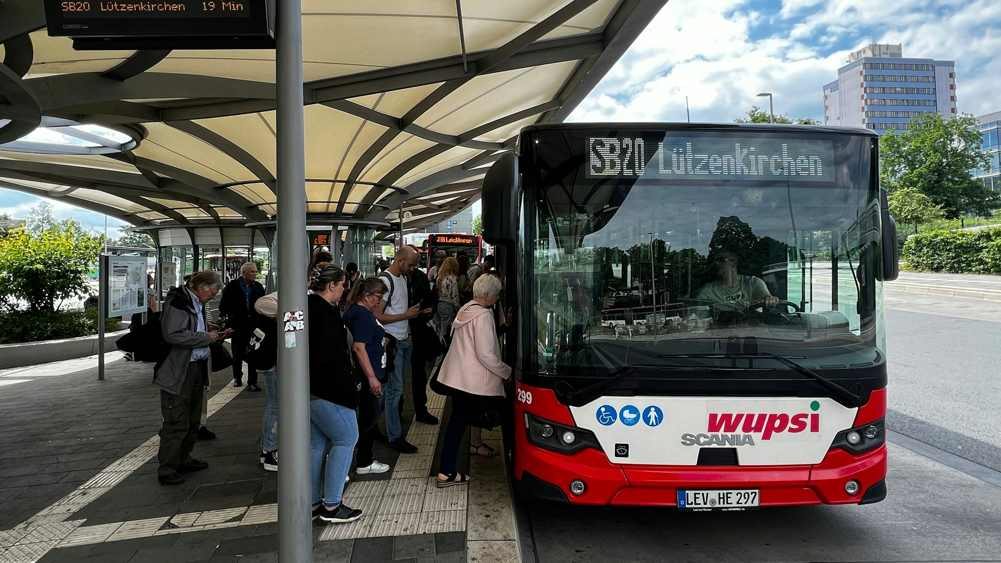 Wupsi-Busse am Wiesdorfer Busbahnhof