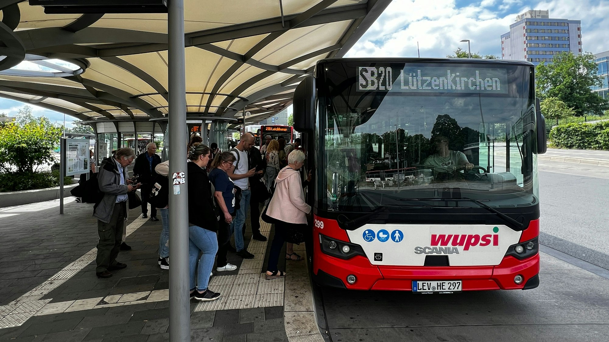 Menschen steigen in einen Bus ein