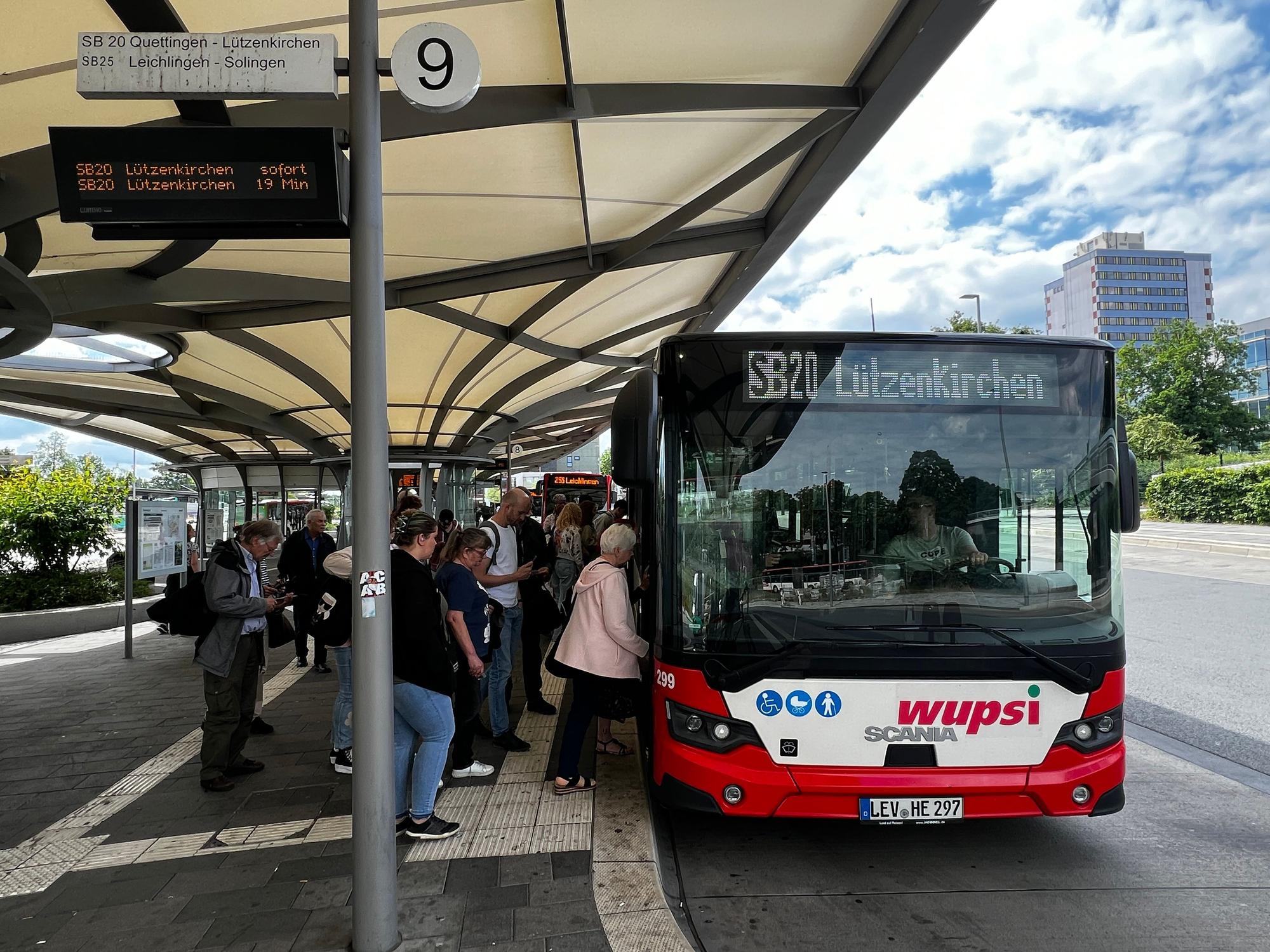 Ein Wupsi-Bus am Wiesdorfer Busbahnhof
