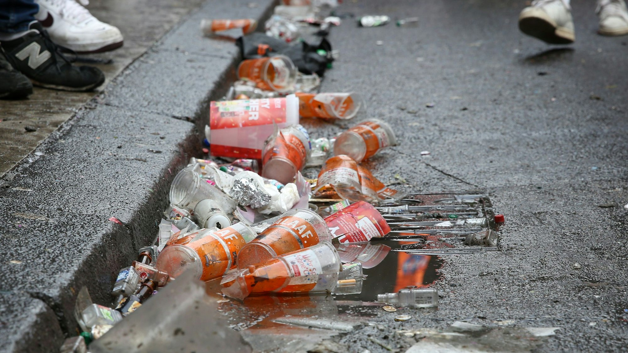 Viele Glasflaschen liegen am Straßenrand.