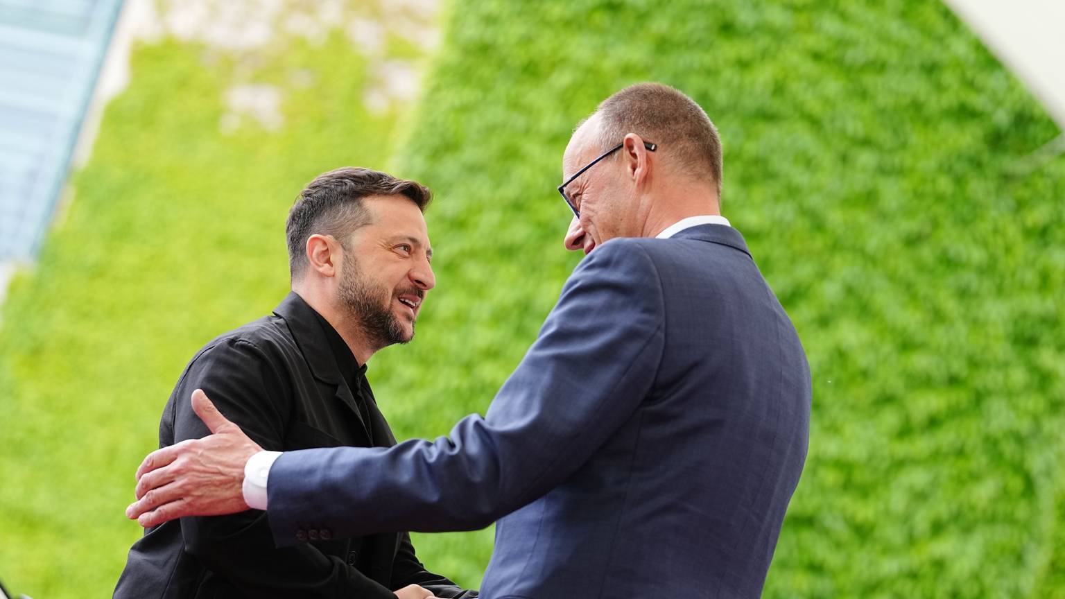 Wolodymyr Selenskyj (l), Präsident der Ukraine, zusammen mit Bundeskanzler Friedrich Merz (CDU) vor dem Bundeskanzleramt. (Archivbild)